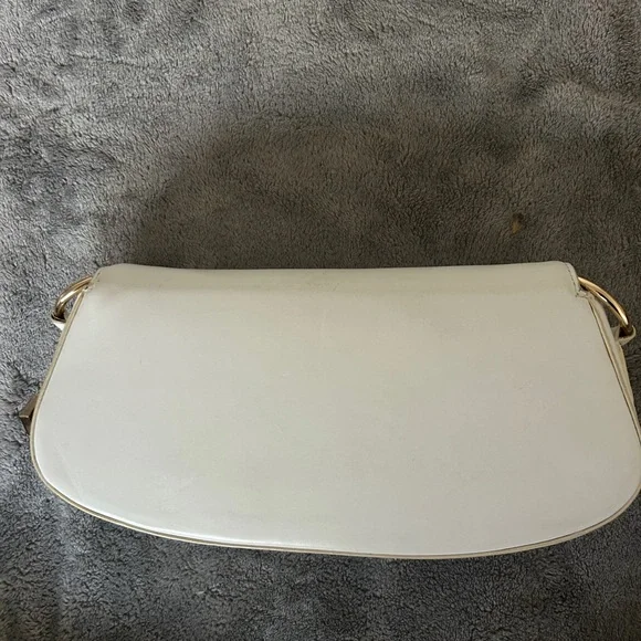 Manc. Lilith in White - Picture 5 of 16